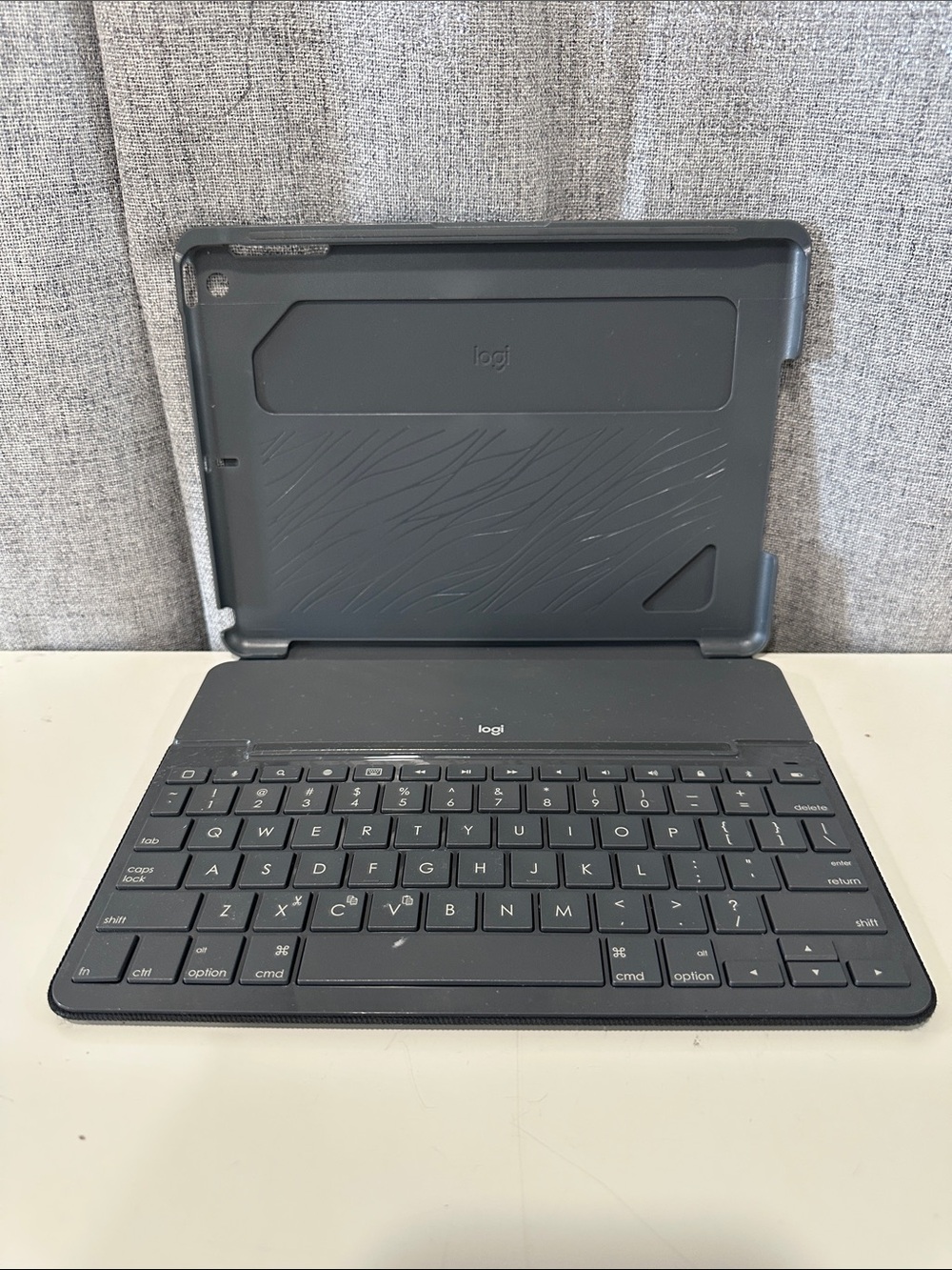 Black Tablet Keyboard Case - Slim Bluetooth Keyboard for Tablets